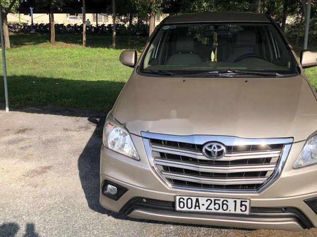 Bán xe Toyota Innova sản xuất năm 2015, số tự động, màu nâu vàng0