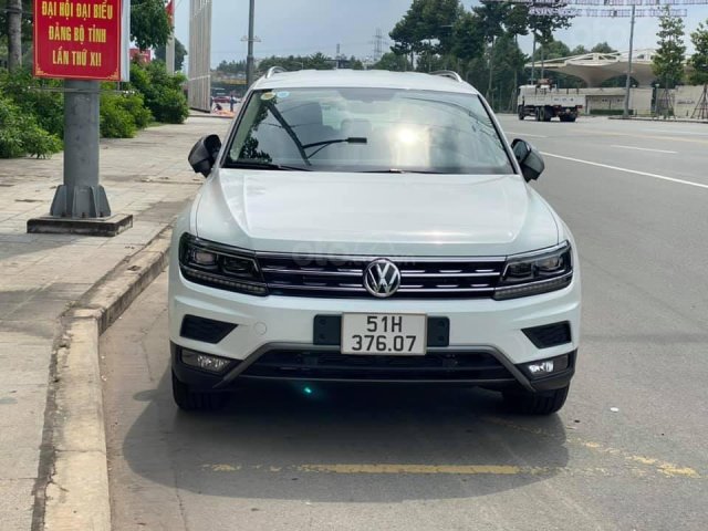 Cần bán lại với giá ưu đãi nhất chiếc Volkswagen Tiguan sản xuất 2020, xe mới chạy