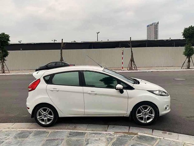 Bán Ford Fiesta sản xuất năm 2012, màu trắng còn mới0