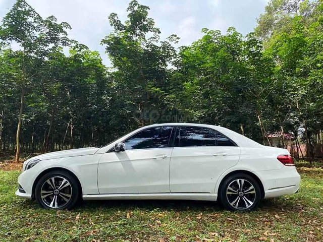 Cần bán xe Mercedes E class sản xuất 2015, màu trắng còn mới