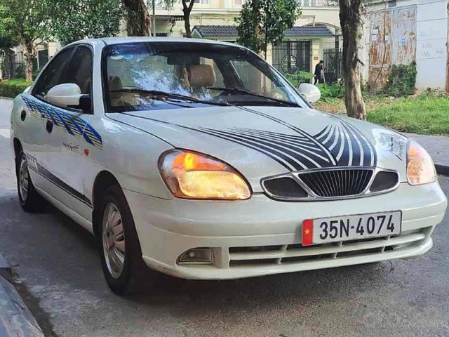 Cần bán gấp xe Daewoo Nubira sản xuất 2004, màu trắng0