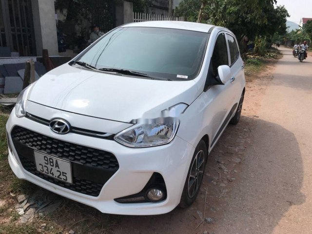 Cần bán gấp Hyundai Grand i10 AT năm 2019, xe còn mới hoàn toàn0