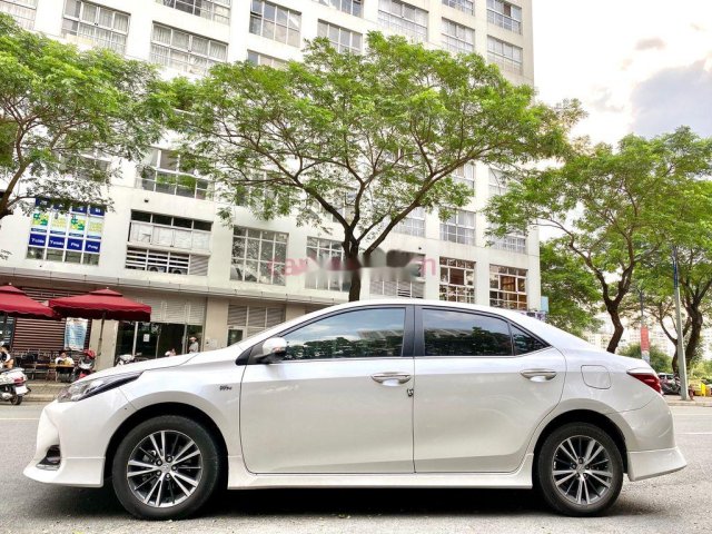 Cần bán gấp Toyota Corolla Altis đời 2020, màu trắng0