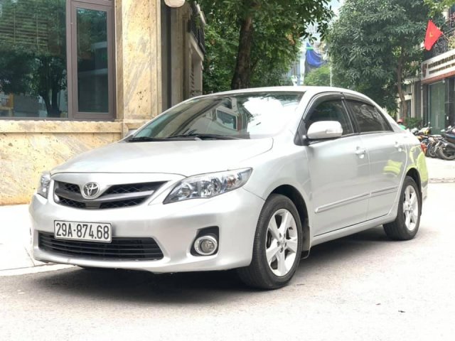 Cần bán xe Toyota Corolla Altis 2.0V đời 2013, màu bạc