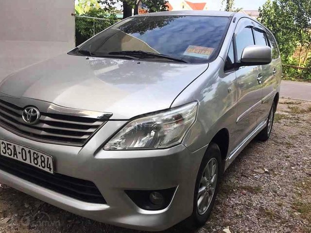 Cần bán Toyota Innova năm sản xuất 2013, màu bạc