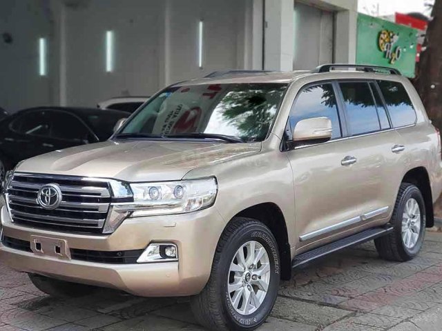 Cần bán xe Toyota Land Cruiser sản xuất năm 2017, màu nâu, xe nhập0