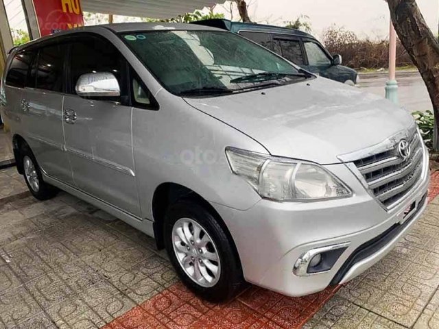 Cần bán xe Toyota Innova năm 2015, màu bạc còn mới0