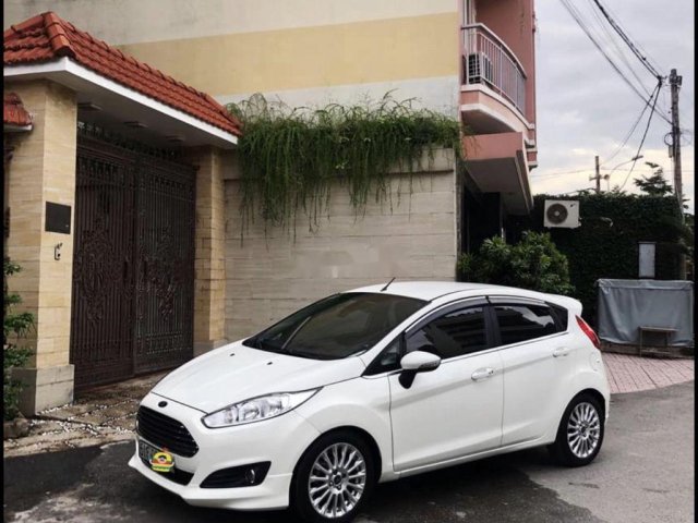 Cần bán xe Ford Fiesta đời 2014, màu trắng, nhập khẩu0