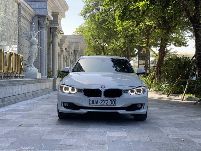 Bán BMW 320i 2014 trắng kem 26000km siêu mới