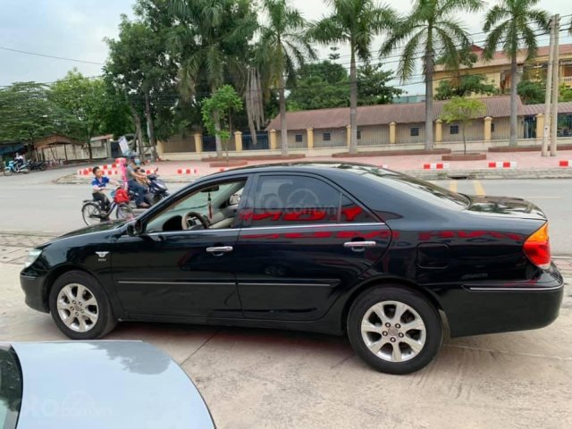 Cần bán xe Toyota Camry đời 2004, màu đen0