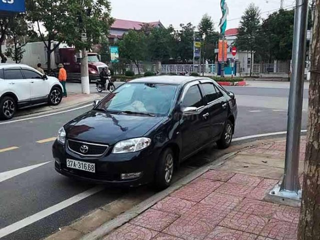 Cần bán Toyota Vios sản xuất 2005, màu đen, nhập khẩu, số sàn0