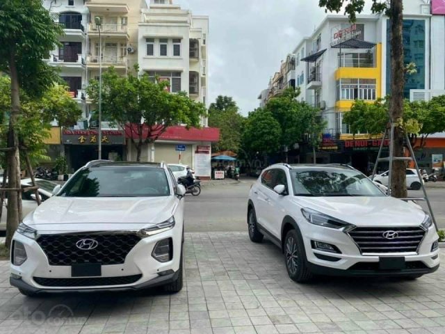 Hỗ trợ mua xe giá thấp với chiếc Hyundai Santa Fe máy xăng tiêu chuẩn đời 2020, giao nhanh