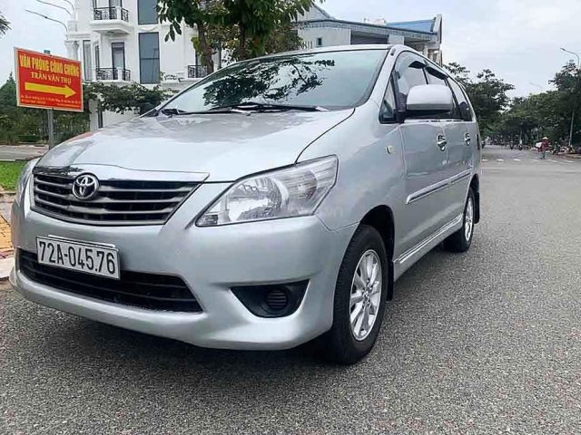 Cần bán xe Toyota Innova sản xuất năm 2013, màu bạc0