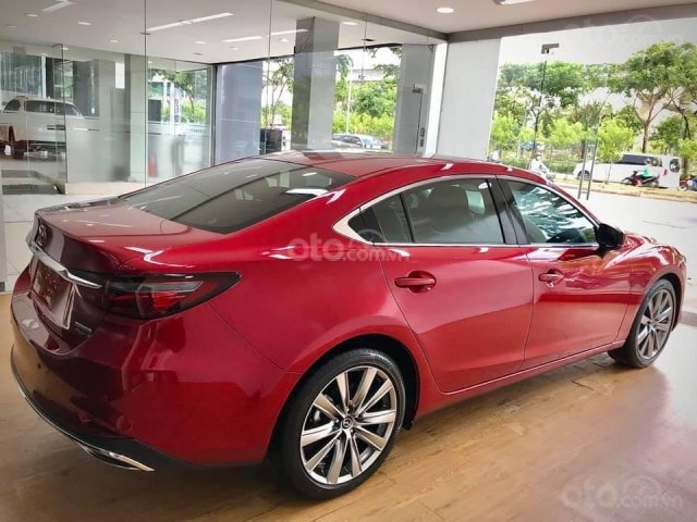 Cần bán gấp với giá ưu đãi nhất chiếc Mazda 6 Premium 2.0 sản xuất năm 2020, giao nhanh0