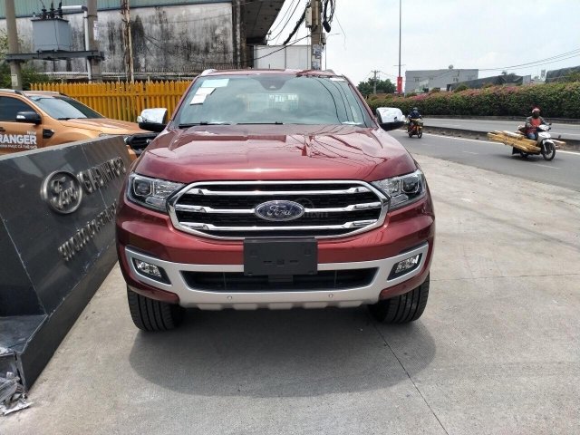 Ford Everest Titanium ưu đãi cuối năm gần trăm triệu0