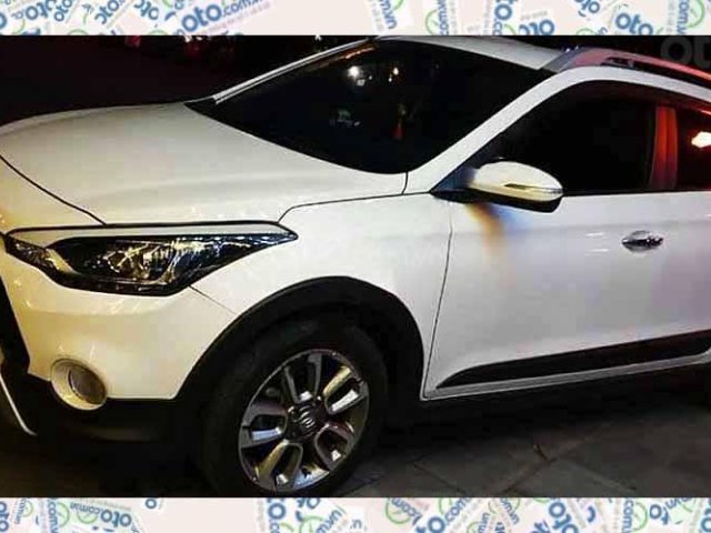 Cần bán Hyundai i20 Active sản xuất 2016, màu trắng, nhập khẩu 