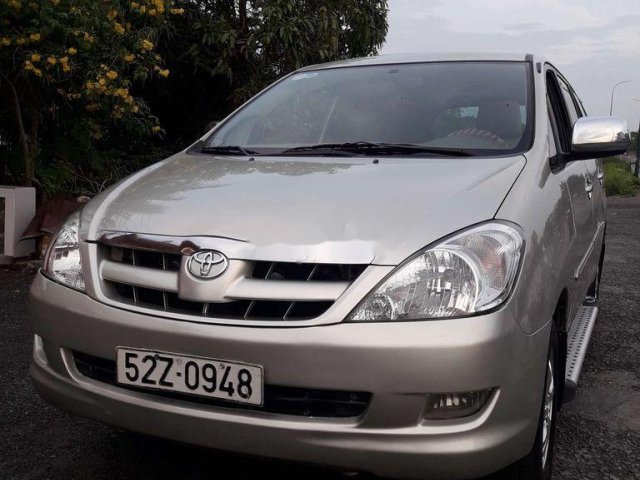 Cần bán xe Toyota Innova sản xuất năm 2006, màu bạc0