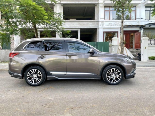 Cần bán lại xe Mitsubishi Outlander 2018, số tự động, màu xám đen0