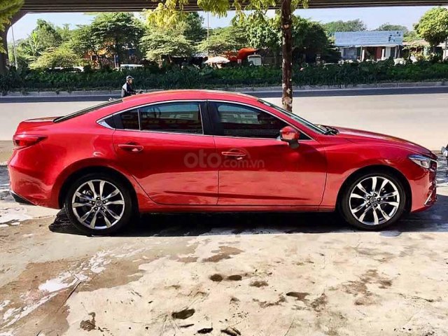 Bán ô tô Mazda 6 năm sản xuất 2018, màu đỏ còn mới