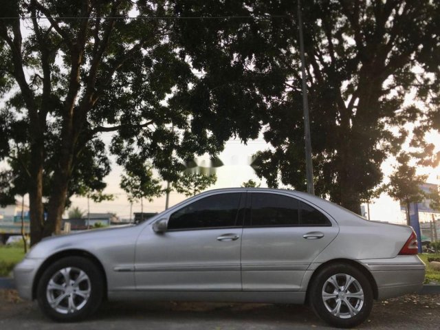 Cần bán lại xe Mercedes năm 2003, màu bạc, xe nhập còn mới0