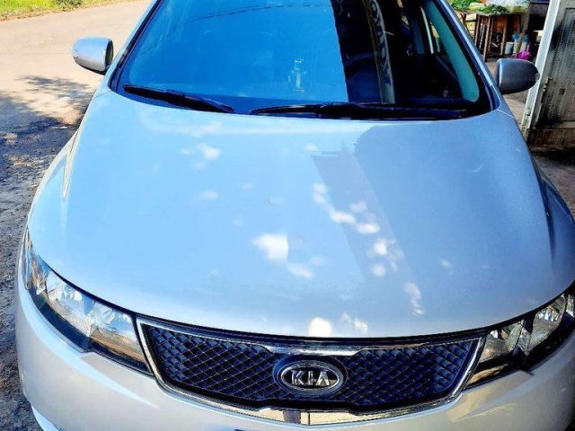 Cần bán gấp Kia Forte năm 2010, màu trắng còn mới0