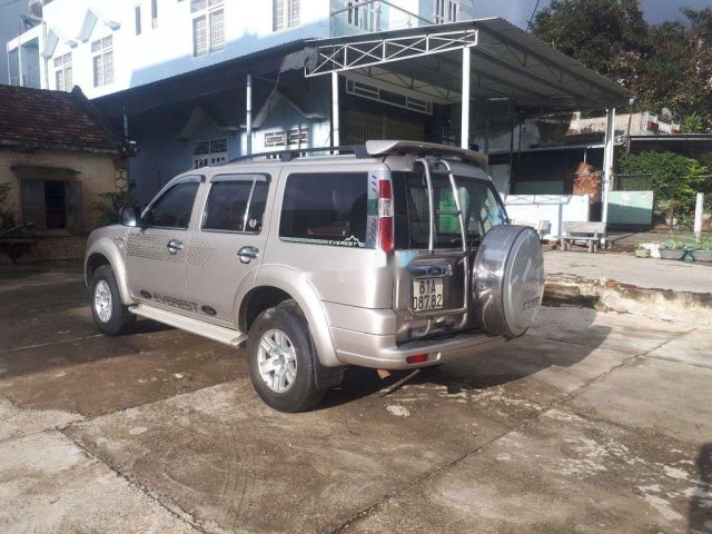 Gia đình bán xe Ford Everest đời 2007, màu hồng phấn0