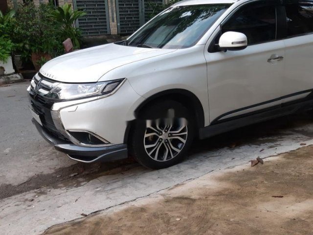 Cần bán lại xe Mitsubishi Outlander năm 2019, màu trắng0