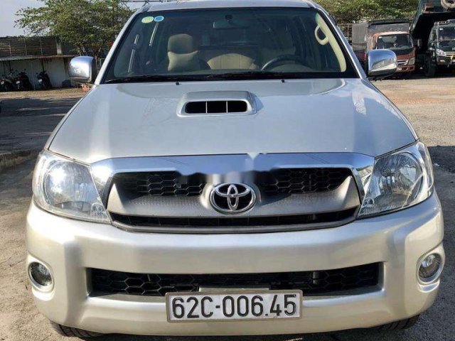 Bán Toyota Hilux năm sản xuất 2011, màu bạc, nhập khẩu 0