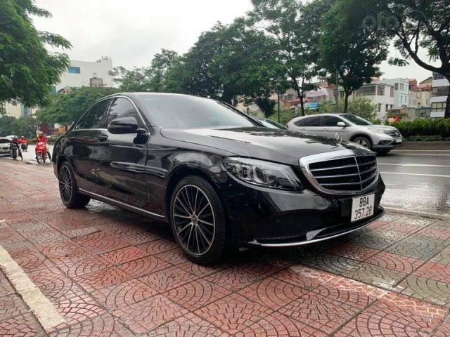 Bán xe Mercedes C200 fom mới - Bản EX thay thế C250 sx 2019 màu đen đi chuẩn 10.000 km0