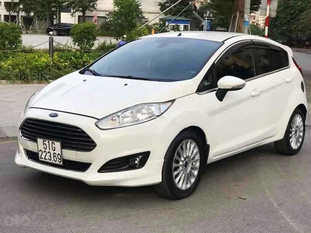 Cần bán lại xe Ford Fiesta sản xuất 2016, màu trắng còn mới