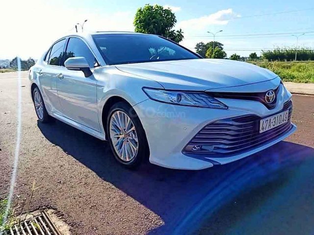 Bán Toyota Camry năm sản xuất 2019, màu trắng, xe nhập còn mới