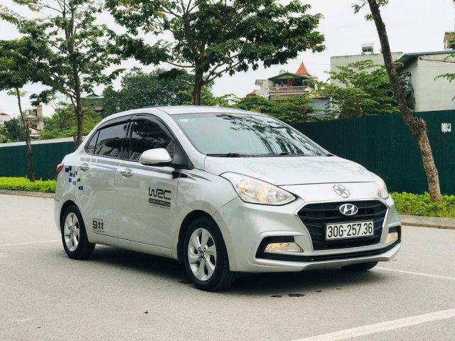 Cần bán gấp chiếc Hyundai i10 sedan 1.2AT, số tự động, màu bạc, giao nhanh