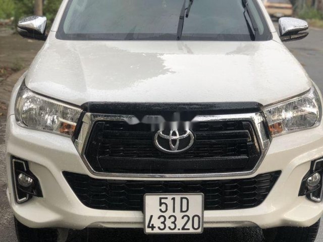 Cần bán gấp Toyota Hilux sản xuất 2018, màu trắng số tự động0