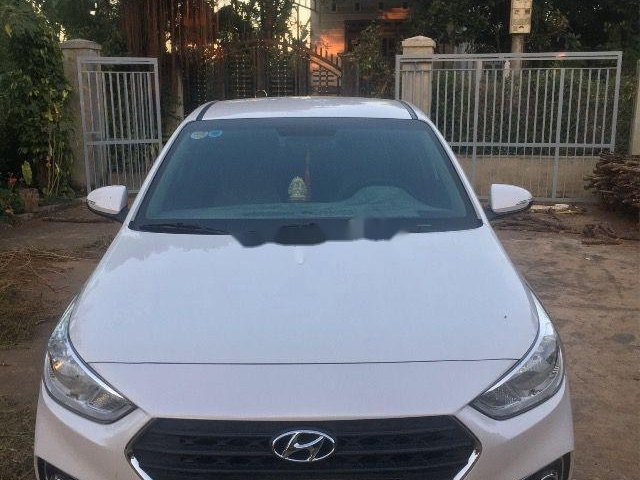 Cần bán xe Hyundai Accent sản xuất năm 2018, màu trắng, xe nhập số sàn0