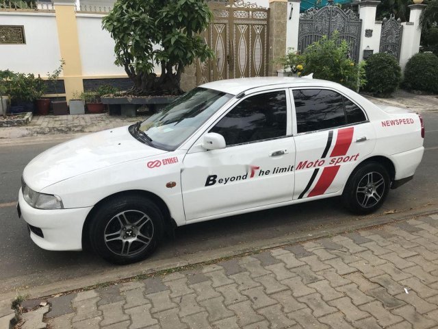 Gia đình bán Mitsubishi Lancer đời 2001, màu trắng