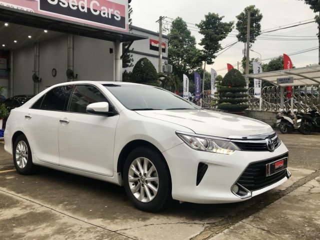 Bán Camry 2.0E trắng 2016 - mua xe tặng bảo hành + thuế0