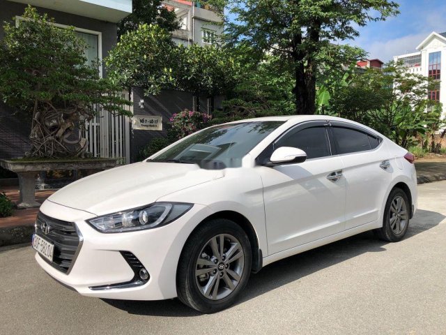 Cần bán Hyundai Elantra sản xuất năm 2018, màu trắng, giá tốt