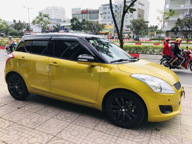 Cần bán xe Suzuki Swift 2017, màu vàng số tự động0