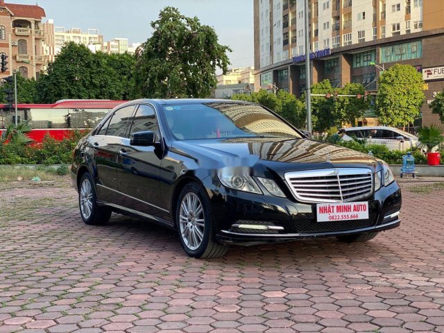 Bán Mercedes E300 2010, màu đen, 700tr