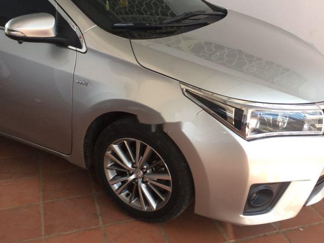 Bán Toyota Corolla Altis sản xuất 2015, màu bạc chính chủ0