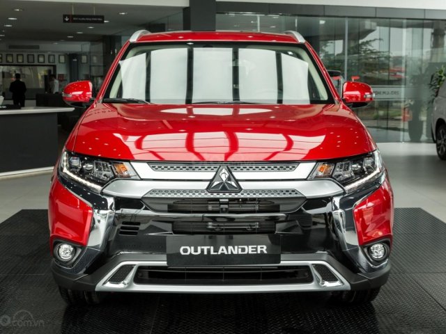 Mitsubishi Outlander giảm 100% phí trước bạ (trong tháng 11)0