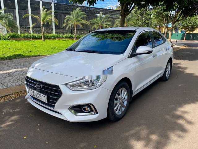 Bán Hyundai Accent 2018, màu trắng chính chủ giá cạnh tranh0