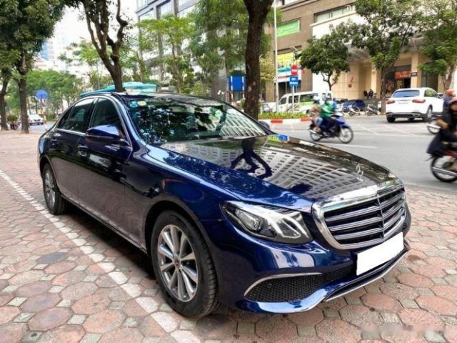 Cần bán xe Mercedes E200 năm sản xuất 2019, màu xanh lam 