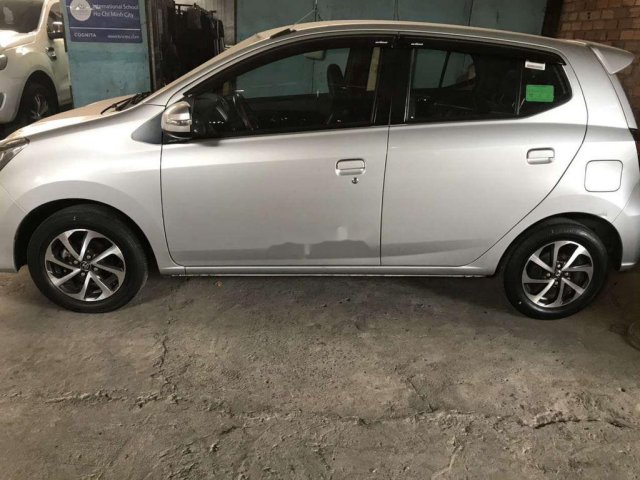 Bán Toyota Wigo năm sx 2018, màu bạc0