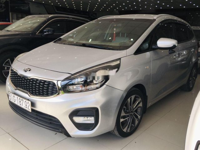 Cần bán lại xe Kia Rondo sản xuất năm 2018, màu bạc số sàn