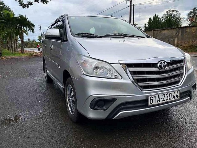 Bán xe Toyota Innova năm 2015, màu bạc còn mới0