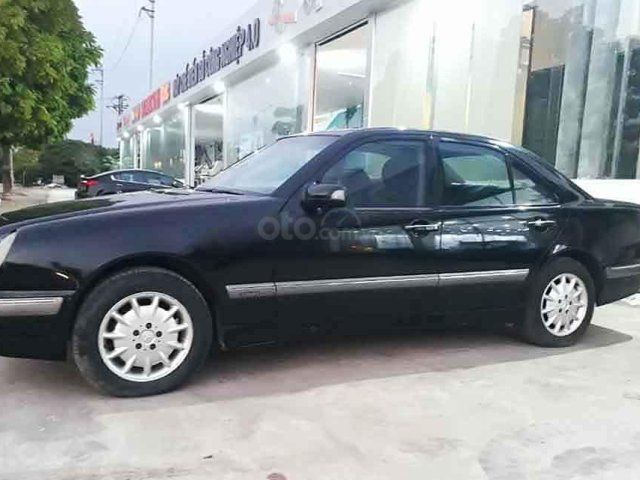 Bán Mercedes E240 năm sản xuất 2000, màu đen số tự động