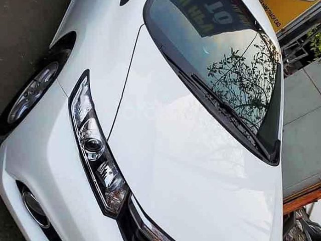 Cần bán Honda Civic năm 2014, màu trắng0