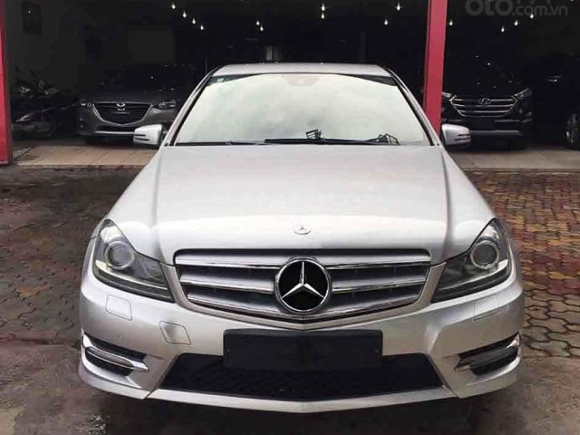 Cần bán Mercedes C class sản xuất năm 2011, màu bạc còn mới, giá tốt