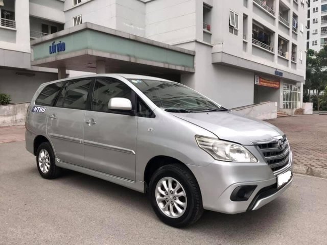 Cần bán Toyota Innova 2014 - biển Hà Nội - đi 80000km - 410tr0